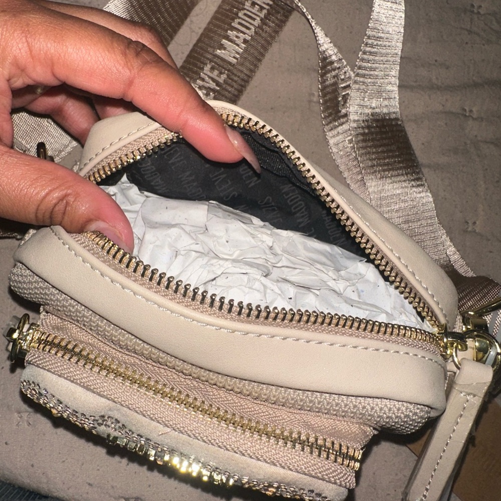 Steve Madden Maxima Crossbody - Picture 3 of 5